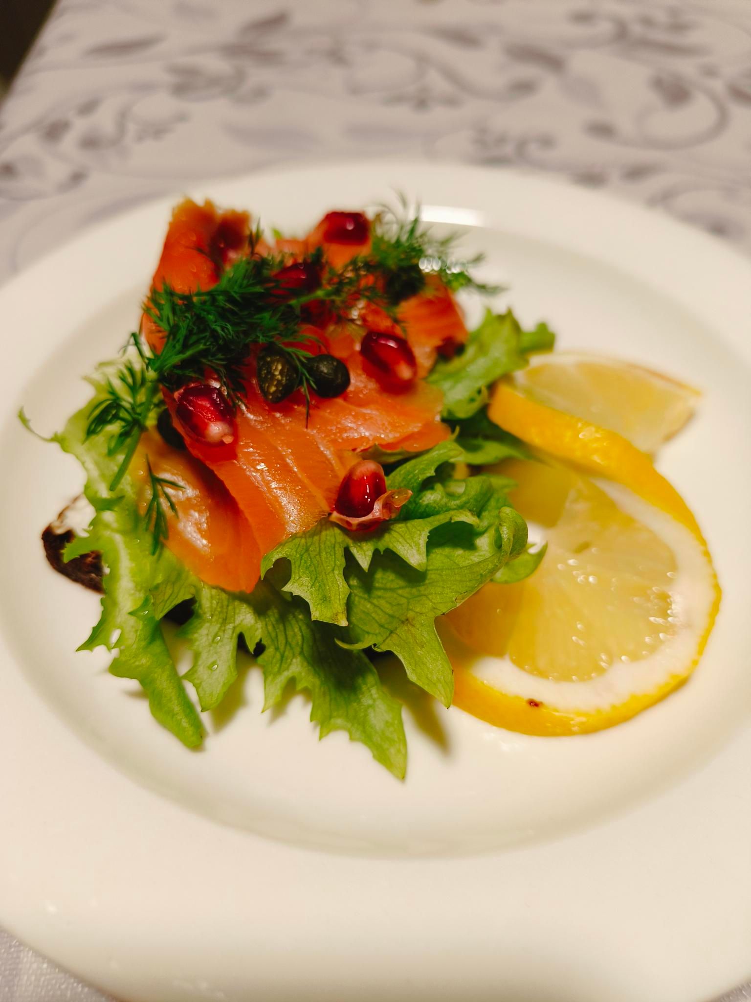 How do Lapland luxury villas accommodate special dietary or catering needs?